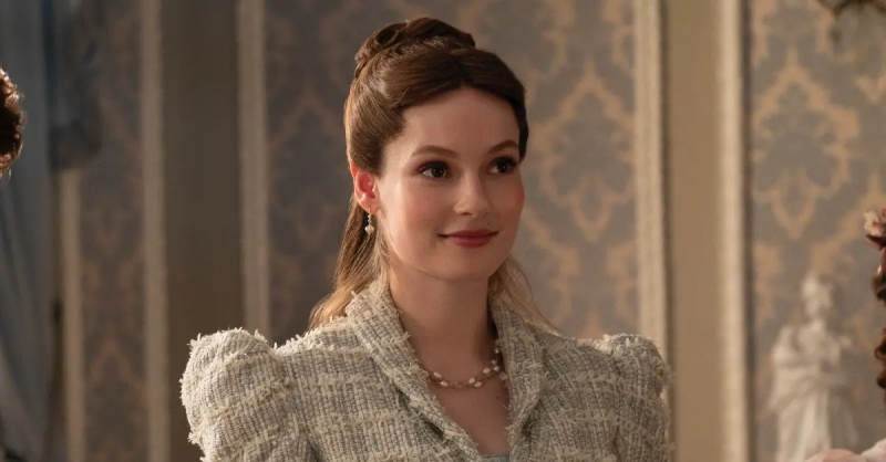 Francesca dans le salon de sa maison dans la saison 3 de'Bridgerton'