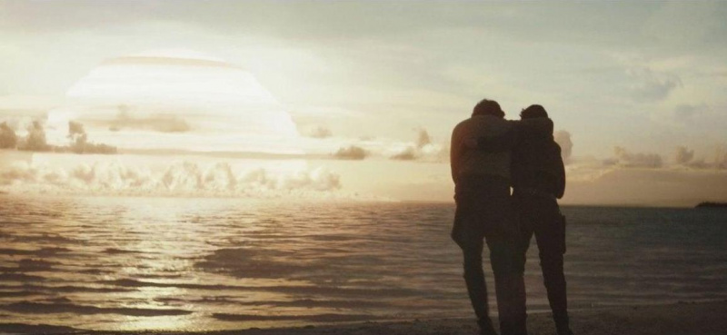   Diego Luna sebagai Cassian Andor dan Felicity Jones sebagai Jyn Erso di'Rogue One.'