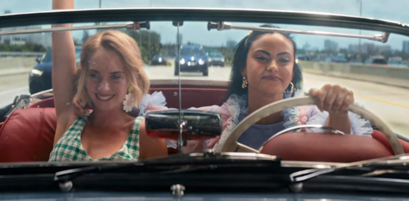 Maya Hawke และ Camila Mendes ใน'Do Revenge'