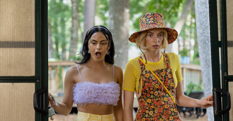 Camila Mendes และ Maya Hawke ใน'Do Revenge'
