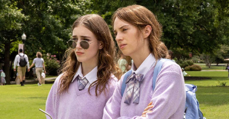 Talia Ryder และ Maya Hawke ใน'Do Revenge'