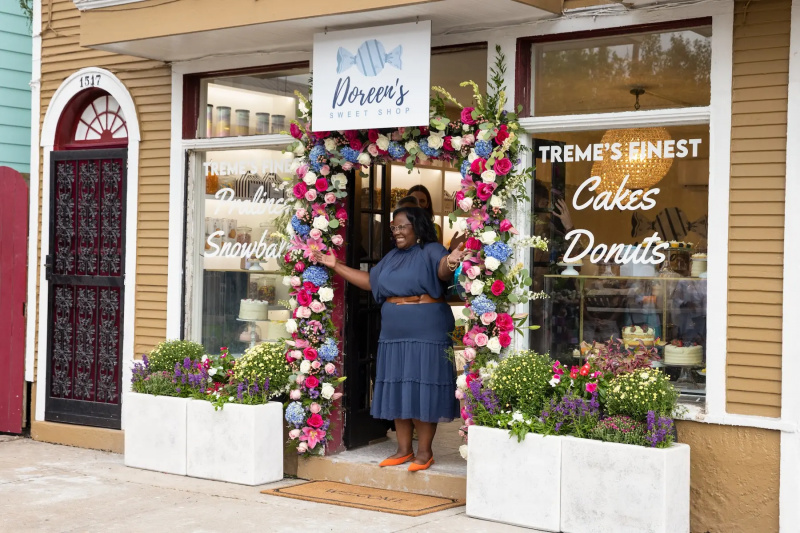 Doreen Ketchen está parada afuera de la tienda de dulces Doreen en Treme