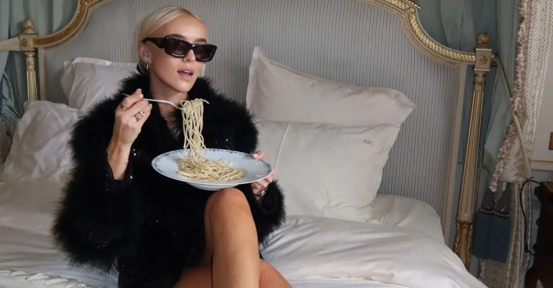 Elys de la Too Hot to Handle în pat cu o farfurie de spaghete