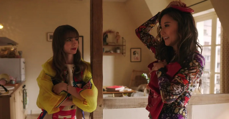 Emily (Lily Collins) dan Mindy (Ashley Park)