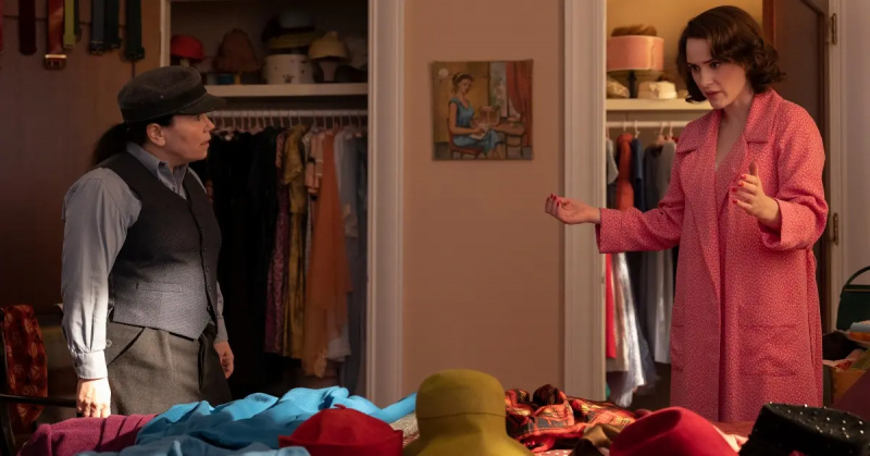 Susie 在第 5 季帮助 Midge 挑选衣服'The Marvelous Mrs. Maisel'