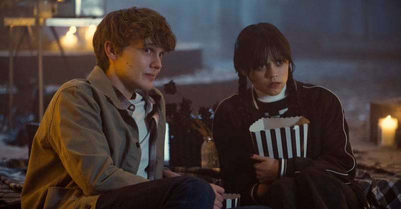 Hunter Doohan som Tyler Galpin, Jenna Ortega som Wednesday Addams i afsnit 107 af onsdag