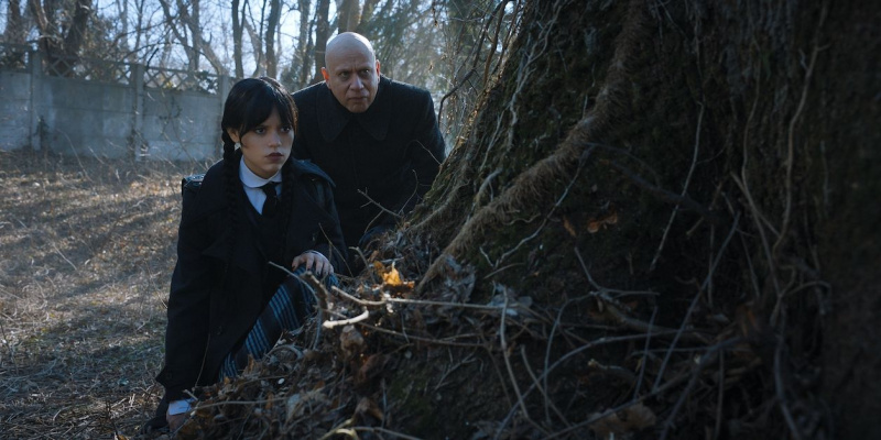 Jenna Ortega som onsdag Addams, Fred Armisen som onkel Fester i afsnit 107 af onsdag