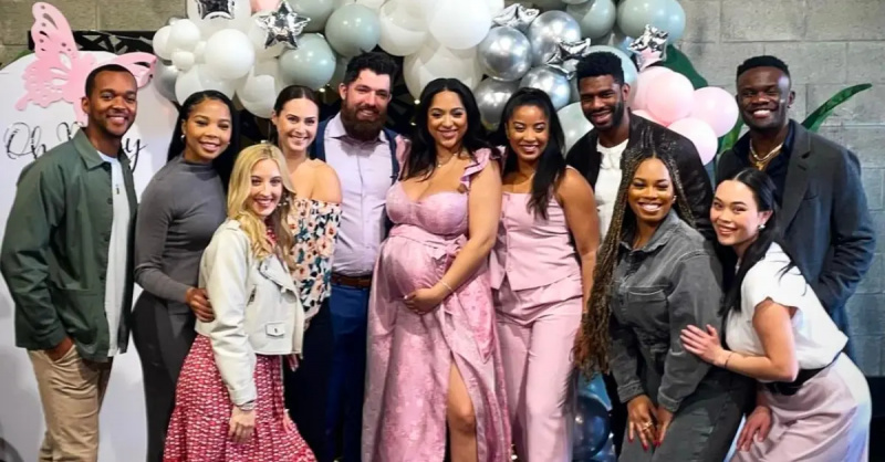 แอมเบอร์ ได้แชร์รูปภาพของ'Love Is Blind' Season 4 cast at Bliss and Zack's baby shower.