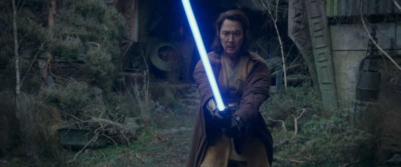 Sol com seu sabre de luz azul'The Acolyte'