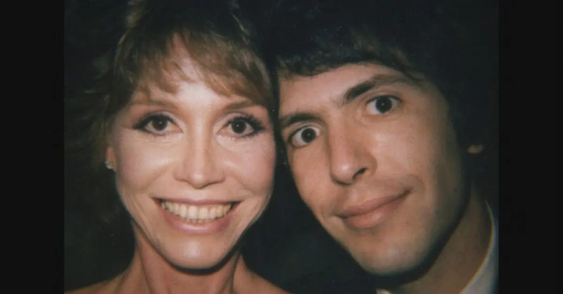 Mary Tyler Moore dan duda Robert Levine dalam foto disertakan'Being Mary Tyler Moore'