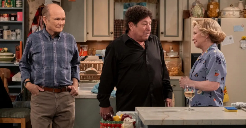 Kurtwood Smith bilang Red Forman, Don Stark bilang Bob Pinciotti, Debra Jo Rupp bilang Kitty Forman sa episode 106 ng That '90s Show.