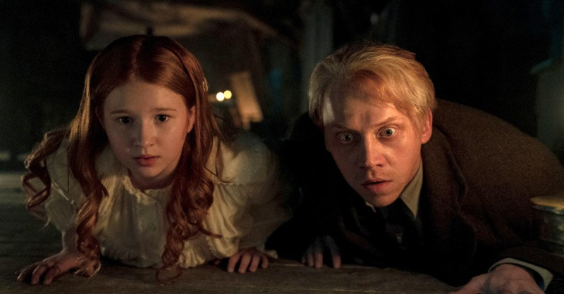Daphne Hoskins kaip Epperley ir Rupertas Grintas kaip Walteris Gilmanas epizode"Dreams In The Witch House."