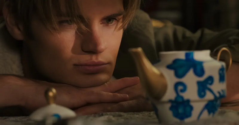 Cole guarda Jackie's teapot in 'My Life With the Walter Boys'.