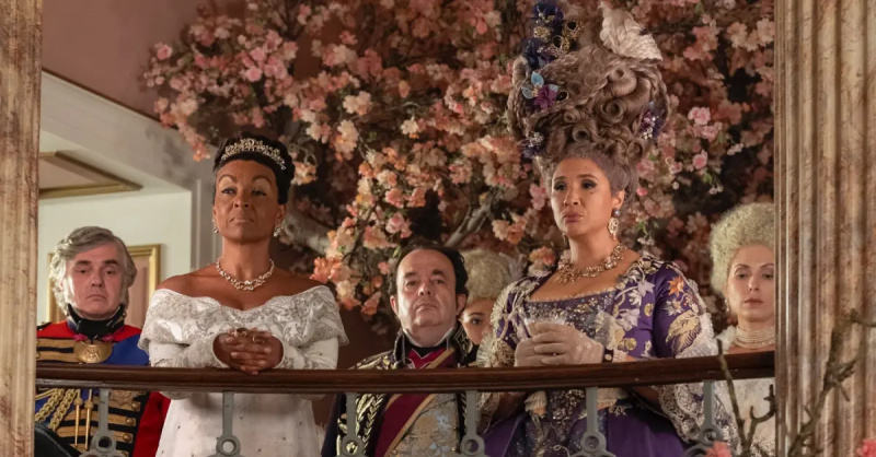 Lady Danbury et la reine Charlotte regardent vers le bas.