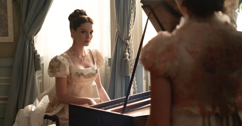 Francesca Bridgerton jouant du piano forte dans la saison 3 de'Bridgerton'