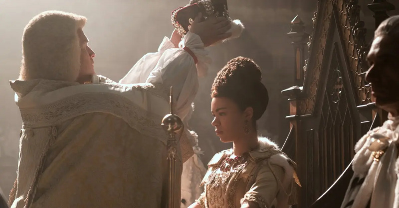 (C) La jeune reine Charlotte (India Amartiefio) est couronnée en'Queen Charlotte: A Bridgerton Story'