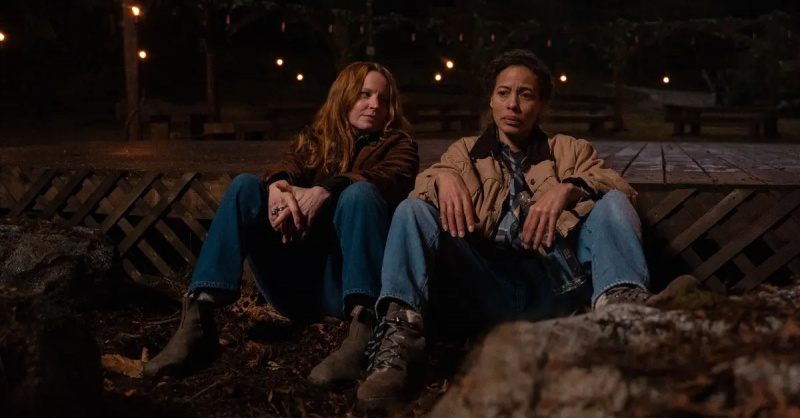 Lauren Ambrose como Adult Van y Tawny Cypress como Adult Tai reconectándose en'Yellowjackets' Season 2.