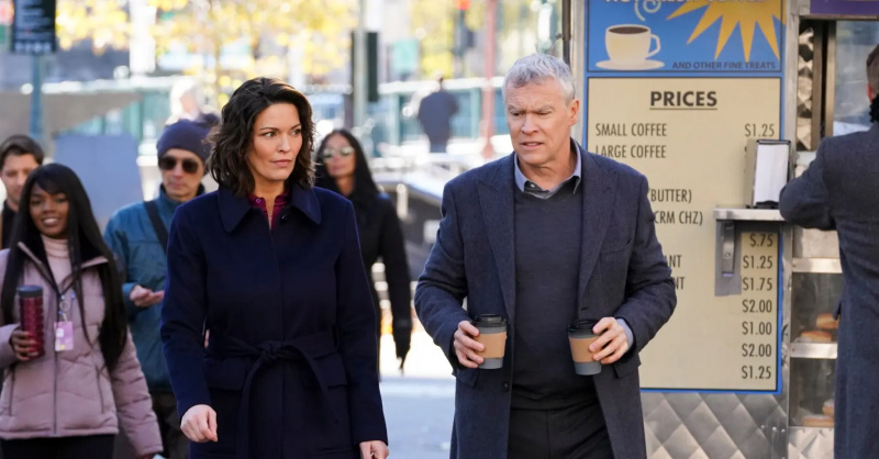 Alana De La Garza como agente especial a cargo Isobel Castille y Tate Donovan como Jake Reed