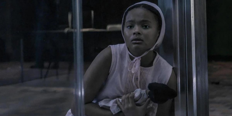Jordana Blake como Hannah en'The Handmaid's Tale.'