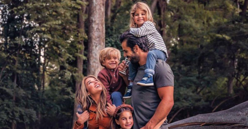 (soldan sağa): Jessie James Decker, Eric Decker II, Vivianne Decker, Erick Decker ve Forrest Decker Kasım 2021'de birlikte poz veriyorlar.