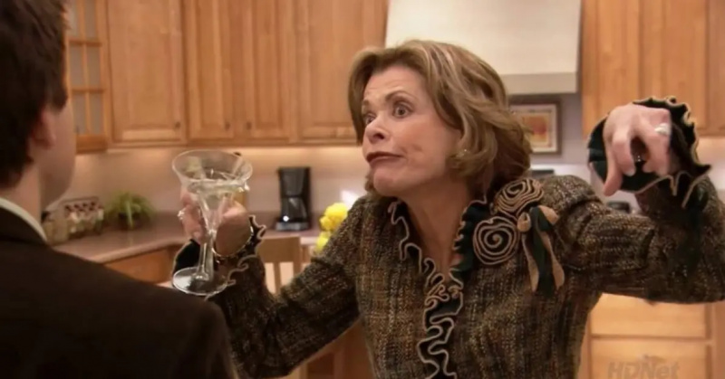   Tinutuya ni Lucille ang kanyang anak na si Michael'Arrested Development'