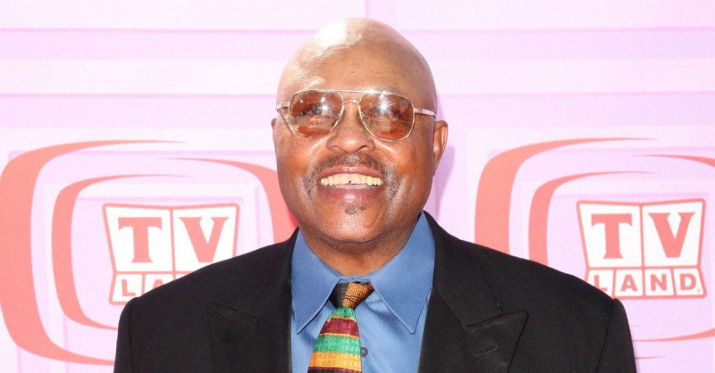Roger E. Mosley posant sur un tapis rouge.