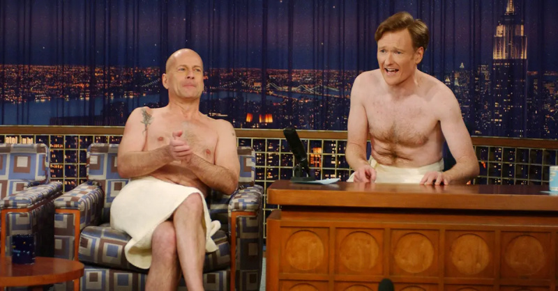  קונאן או'Brien shirtless with Bruce Willis on 'The Tonight Show.' 