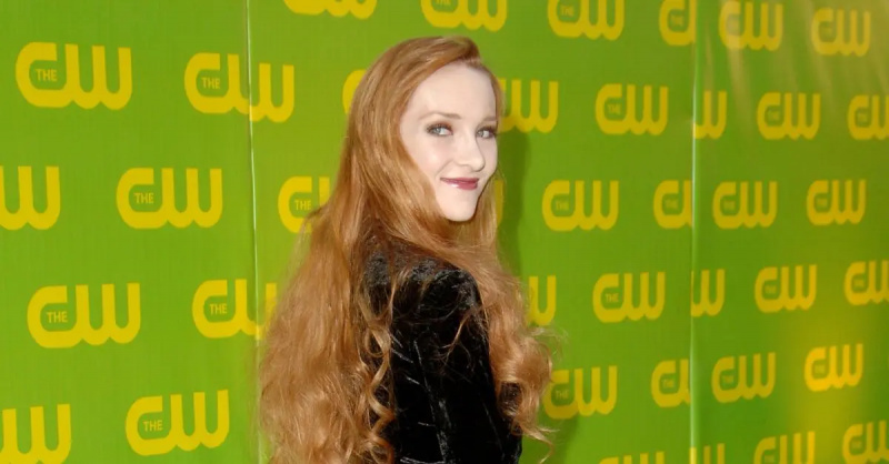 Scarlett Pomers tijekom CW Launch Partyja