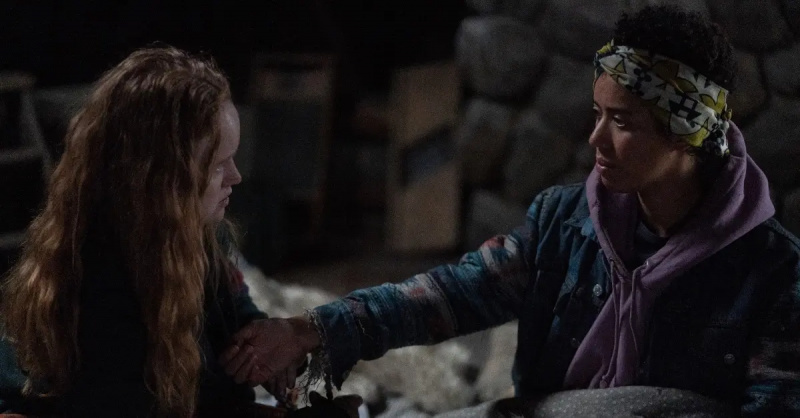 Van (Liv Hewson) và Tai (Jasmin Savoy Brown) chia sẻ khoảnh khắc.