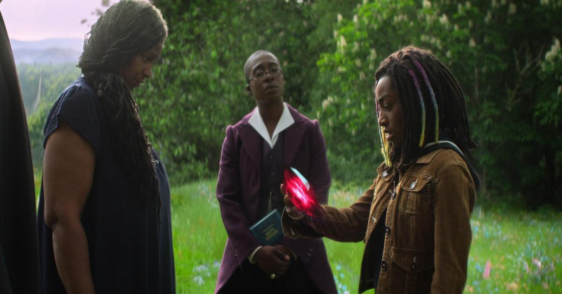 Sandra James-Young 饰演 Unity Kincaid,Vivienne Acheampong 饰演 Lucienne,Vanesu Samunyai 饰演 Rose Walker 在 The Sandman 的第 110 集中。