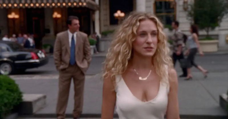 (l-r) : Chris Noth en tant que Big regardant dans la rue alors que Sarah Jessica Parker en tant que Carrie marchant.
