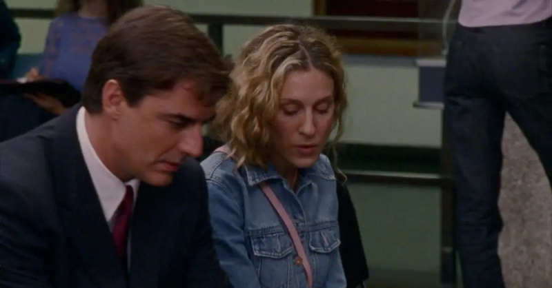 (G-D) : Chris Noth et Sarah Jessica Parker assis à l'hôpital en tant que Big et Carrie.