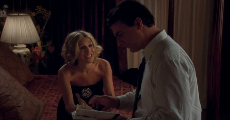 (l-r) : Sarah Jessica Parker dans le rôle de Carrie parlant à Chris Noth dans le rôle de Big pendant qu'il lit son livre.