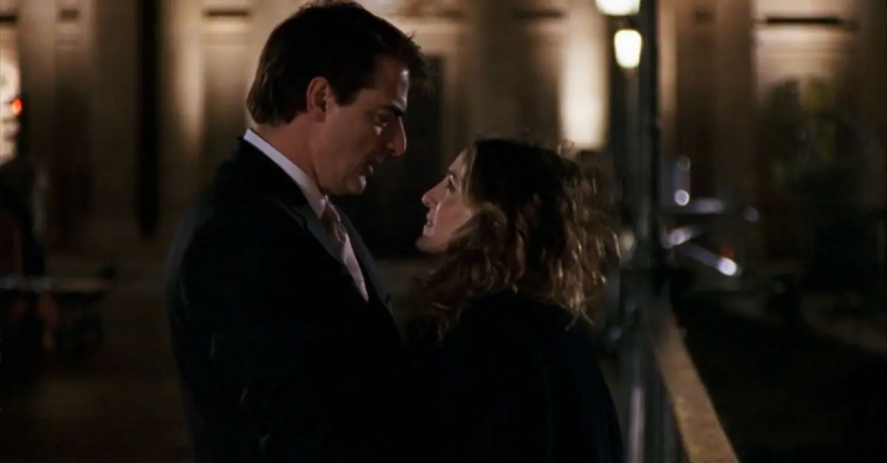 (l-r) : Chris Noth en tant que Big embrassant Sarah Jessica Parker en tant que Carrie à Paris.