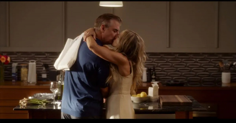 (l-r) : Chris Noth et Sarah Jessica Parker dans le rôle de Carrie et Big s'embrassant dans leur maison.