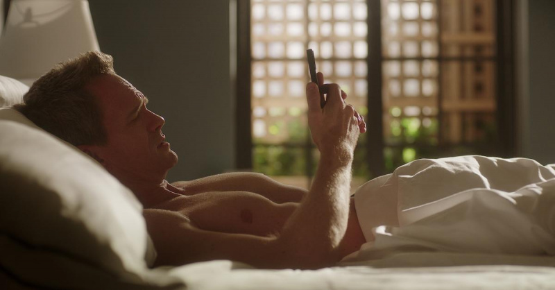 Neil Patrick Harris không quyến rũ như bình thường trong 'Uncoupled' của Netflix