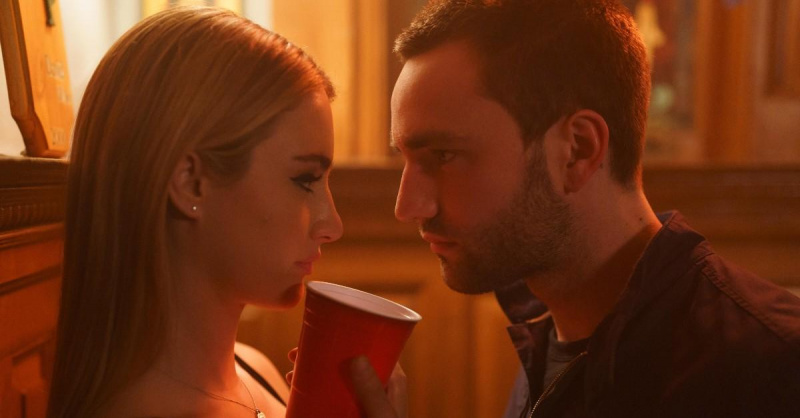 Lucy (Grace Van Patten) ve Stephen (Jackson White)