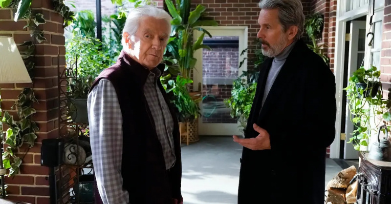 Francis Xavier McCarthy como Roman Parker y Gary Cole como el agente especial del FBI Alden Parker