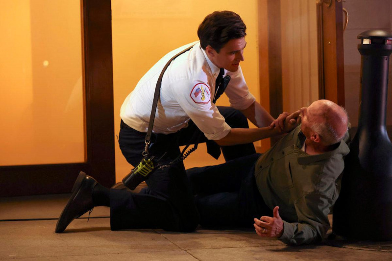 kto umiera chicago fire hawkins