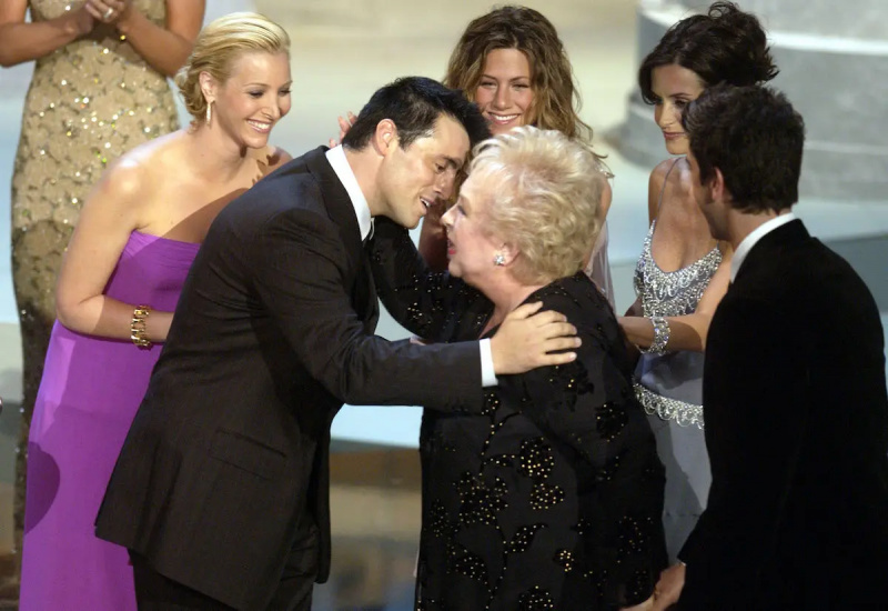 Doris Roberts accepterer Emmy for'Everybody Loves Raymond' From 'Friends' Cast