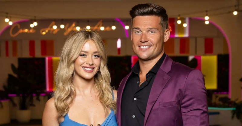 Kaylor a Aaron společně pózují v'Love Island' villa