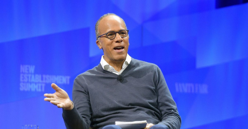Lester Holt phát biểu tại một hội đồng.