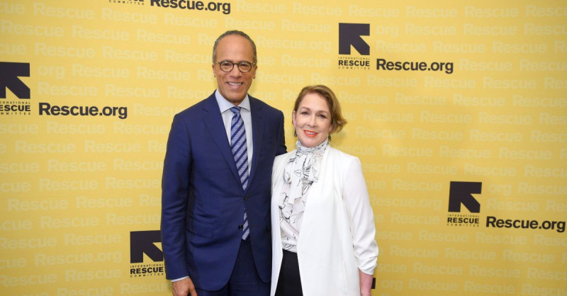 (l-r): Lester Holt và vợ, Carol Hagen-Holt