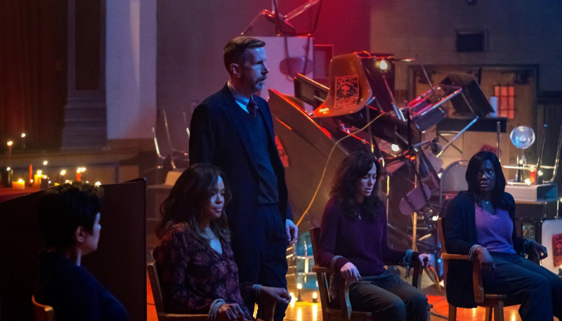 Principal Clanton ist neben seinem Sohn Archie „A“.'Pretty Little Liars: Original Sin.'