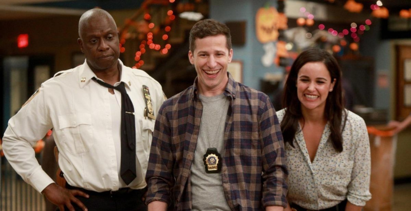 Holt, Jake e Amy entrano'Brooklyn Nine-Nine'