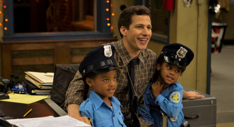 Jake con Terry's daughters in 'Brooklyn Nine-Nine'