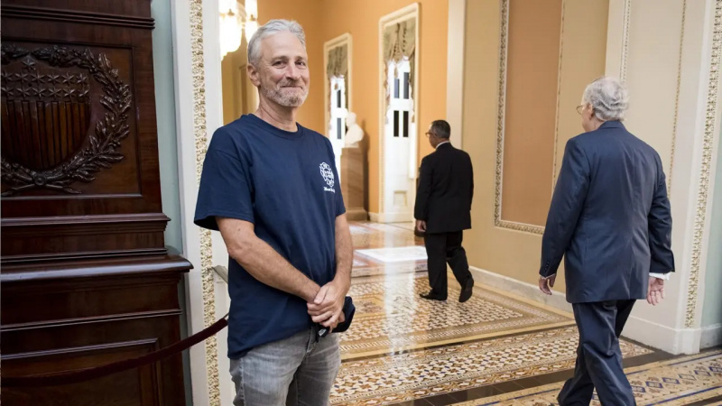 Jon Stewart sonríe mientras el líder de la mayoría del Senado, Mitch McConnell, pasa por el Ohio Clock Corridor en el Capitolio el 23 de julio de 2019.