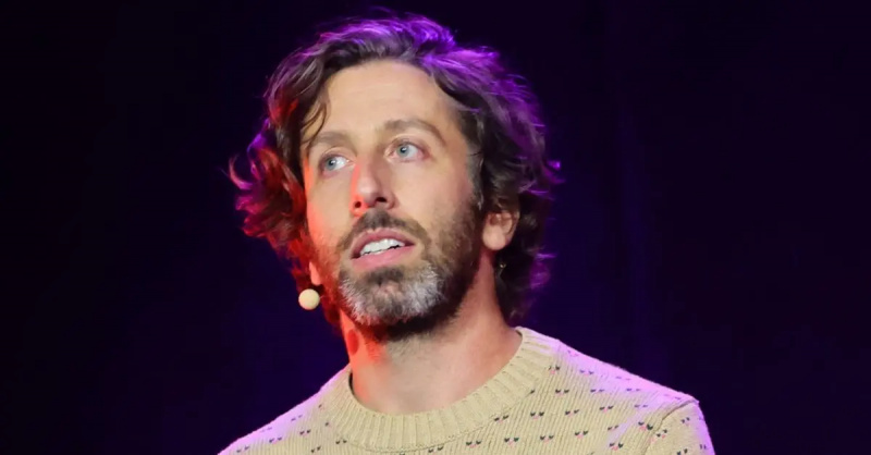   Simon Helberg cântă în timpul The Give Back-ular Spectacular! strângere de fonduri