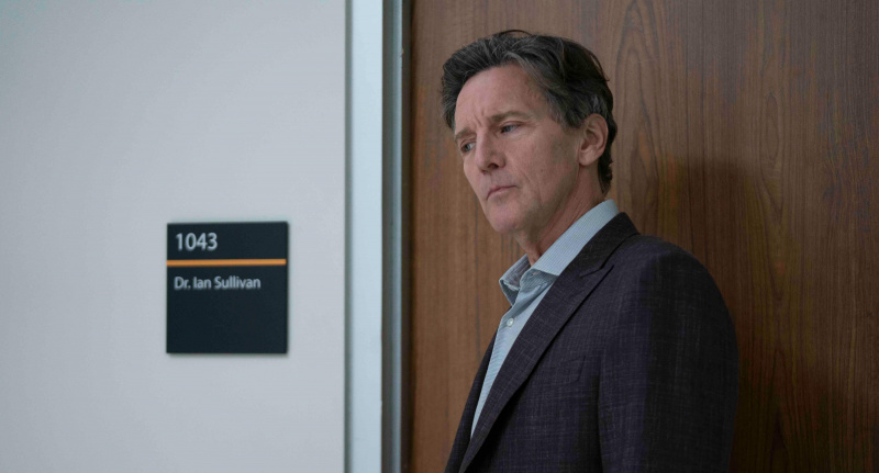   Andrew McCarthy som Dr. Ian Sullivan i sesong 6 av'The Resident.'