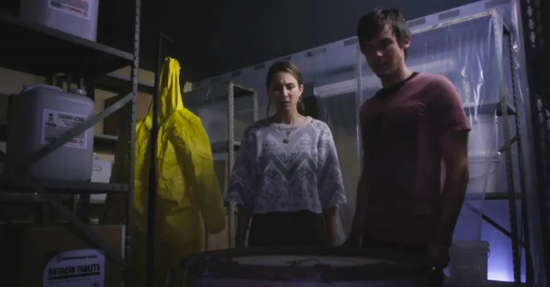 Spencer y Caleb encuentran un barril en una unidad de almacenamiento debajo de Hanna's name in 'Pretty Little Liars'
